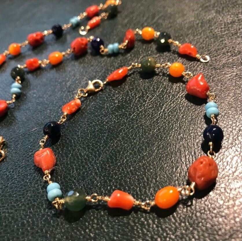 Bracciale in corallo, pietre agata ed elementi di turchese